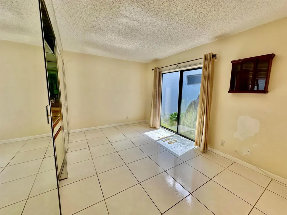 305 Lakeside Court Sunrise, FL 33326