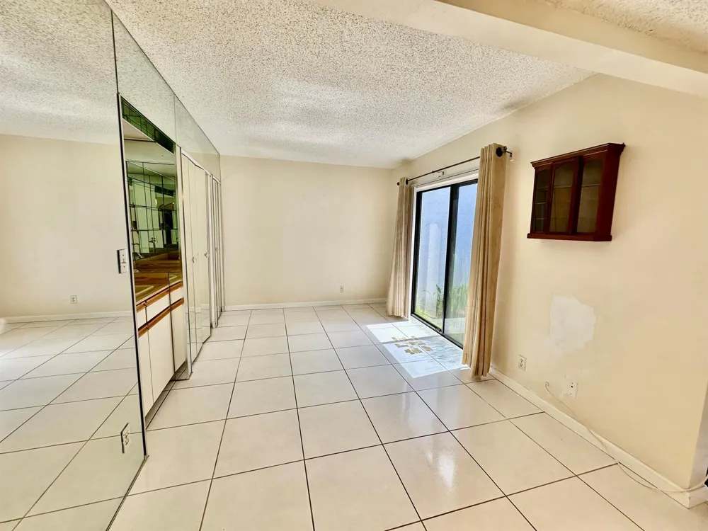 305 Lakeside Court Sunrise, FL 33326