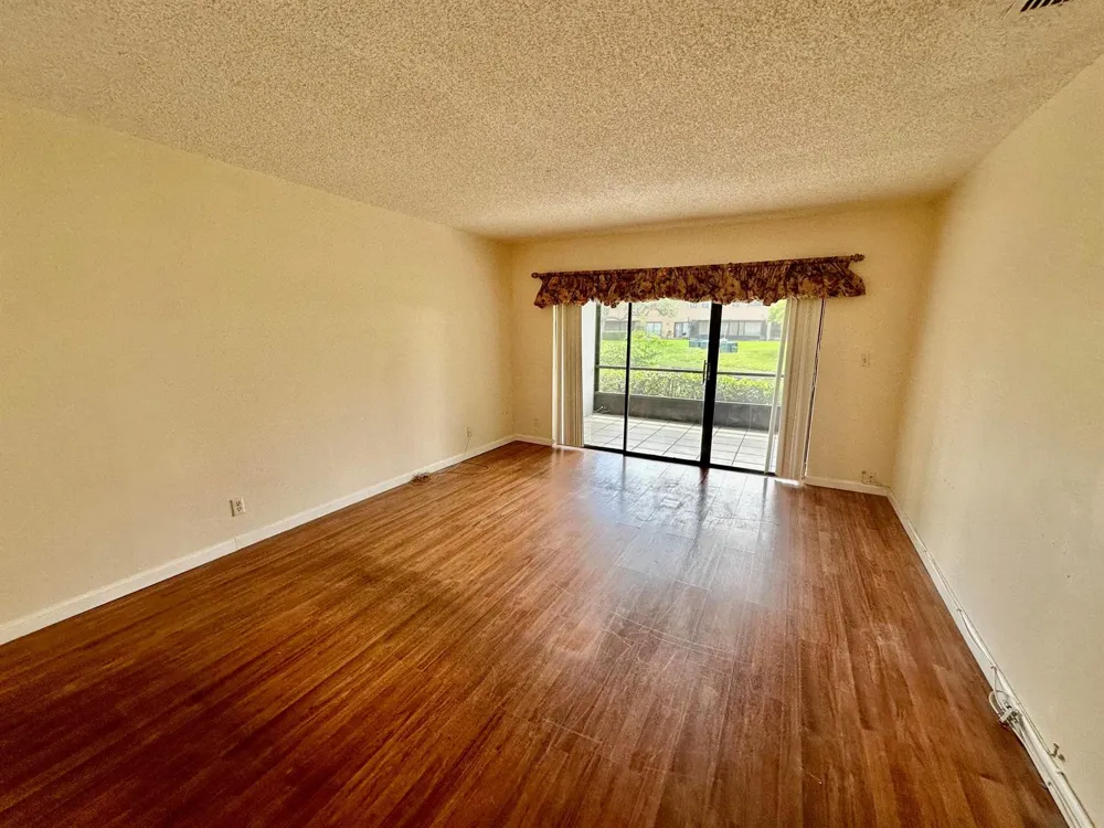 305 Lakeside Court Sunrise, FL 33326