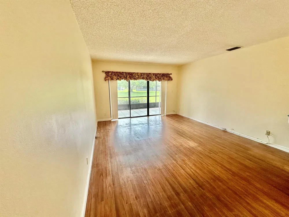 305 Lakeside Court Sunrise, FL 33326