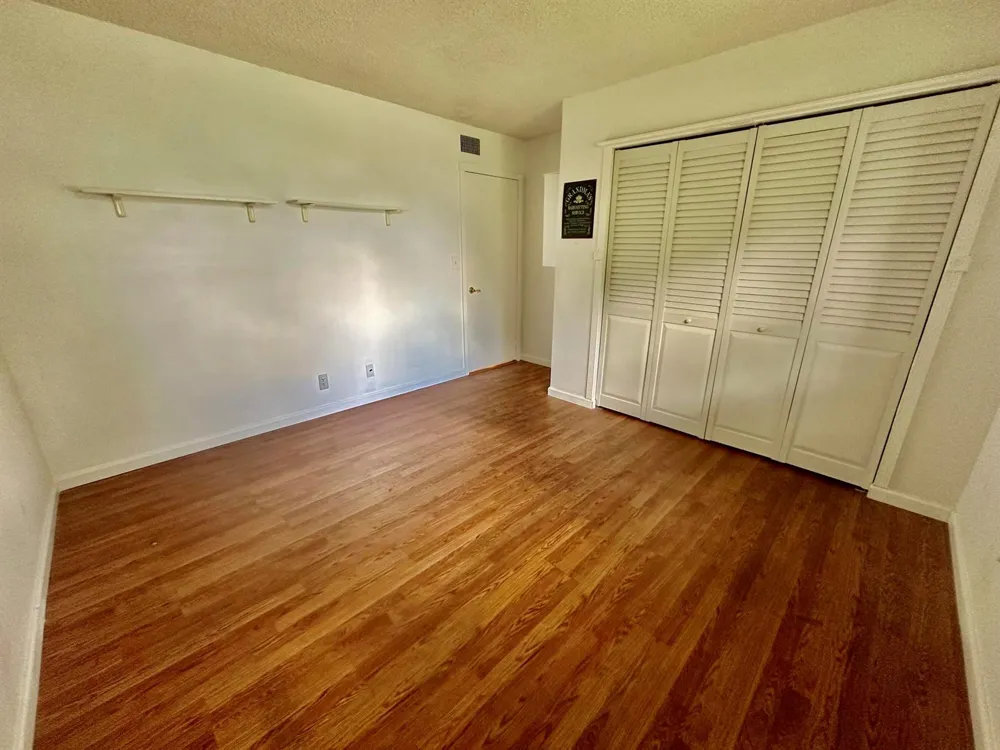 305 Lakeside Court Sunrise, FL 33326