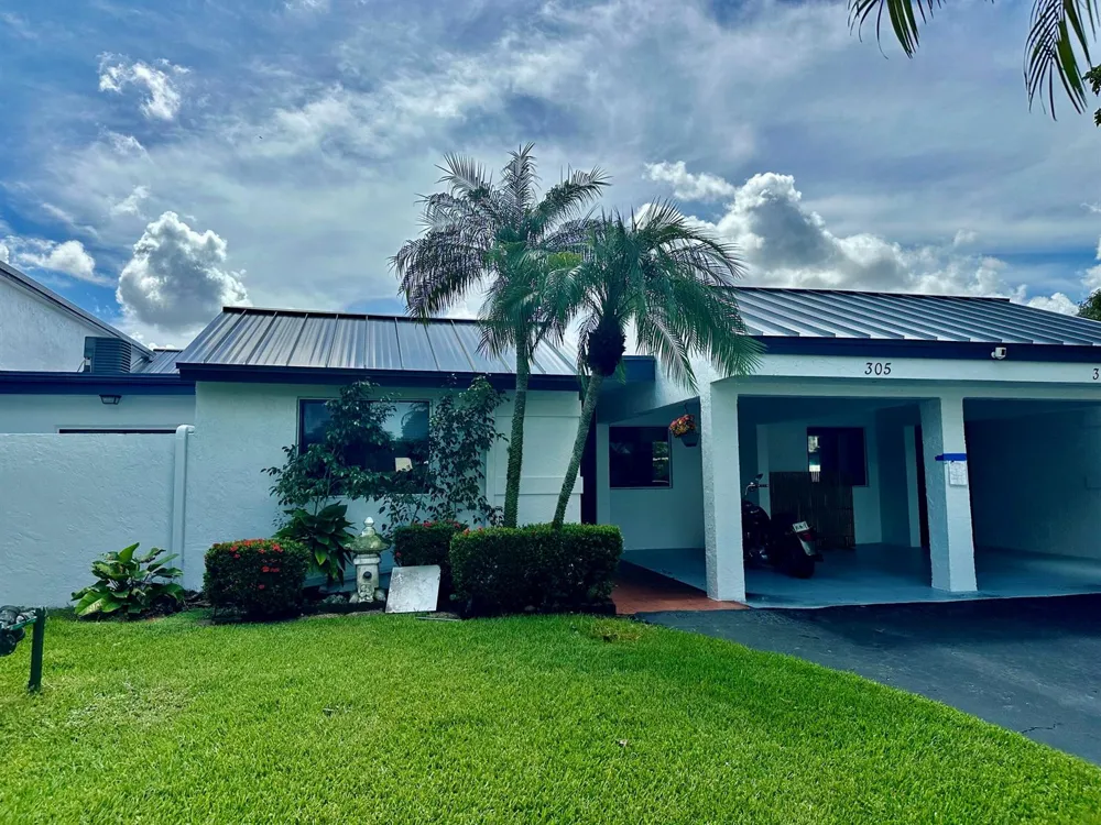 305 Lakeside Court Sunrise, FL 33326