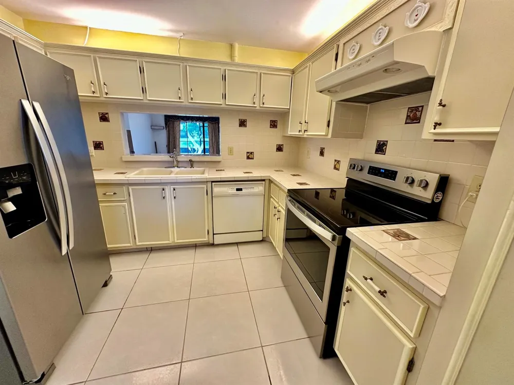 305 Lakeside Court Sunrise, FL 33326