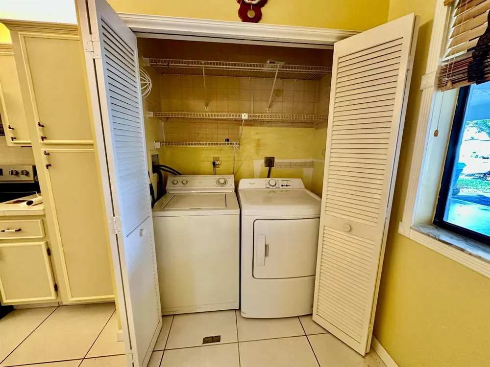 305 Lakeside Court Sunrise, FL 33326