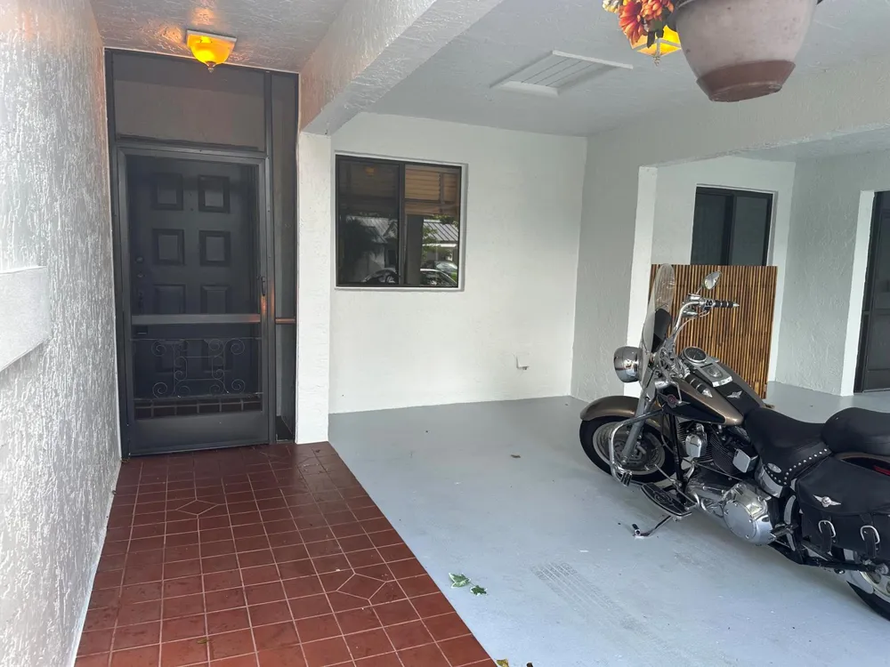 305 Lakeside Court Sunrise, FL 33326