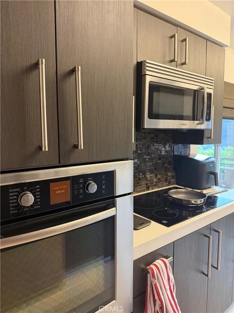 11657 Chenault Los Angeles, CA 90049