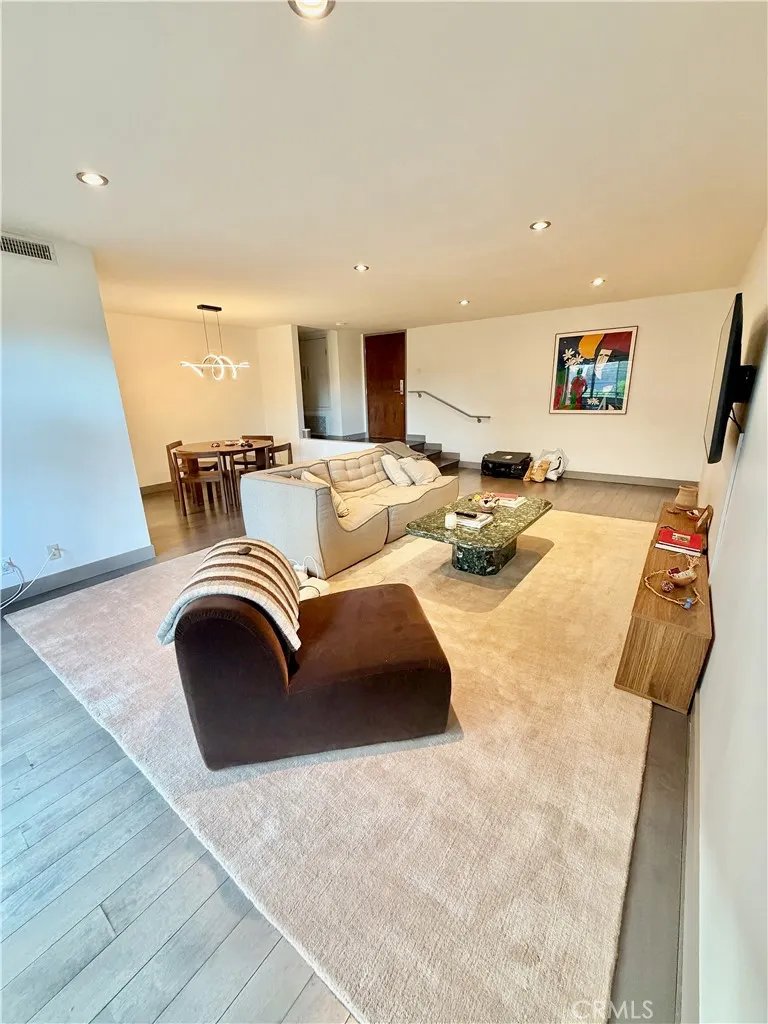11657 Chenault Los Angeles, CA 90049