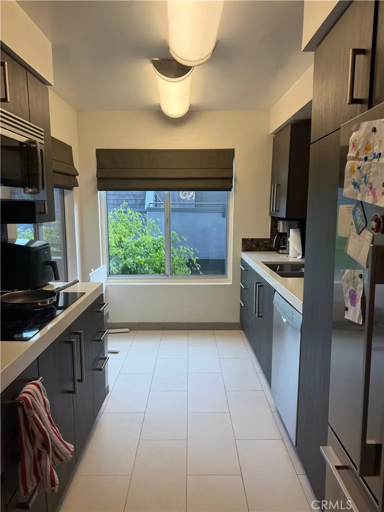 11657 Chenault Los Angeles, CA 90049