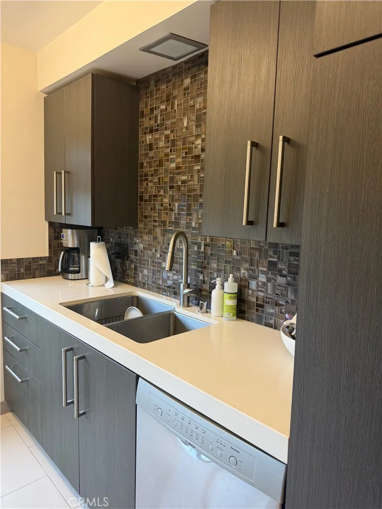 11657 Chenault Los Angeles, CA 90049