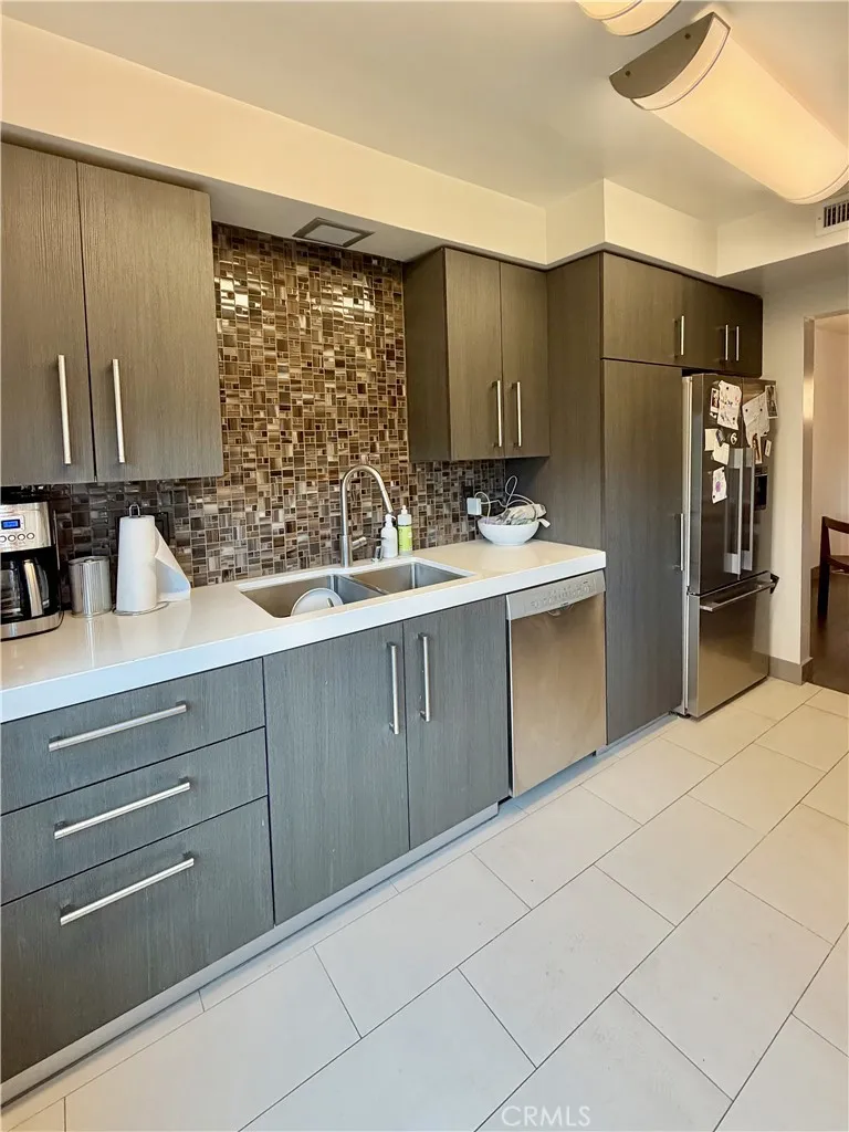 11657 Chenault Los Angeles, CA 90049