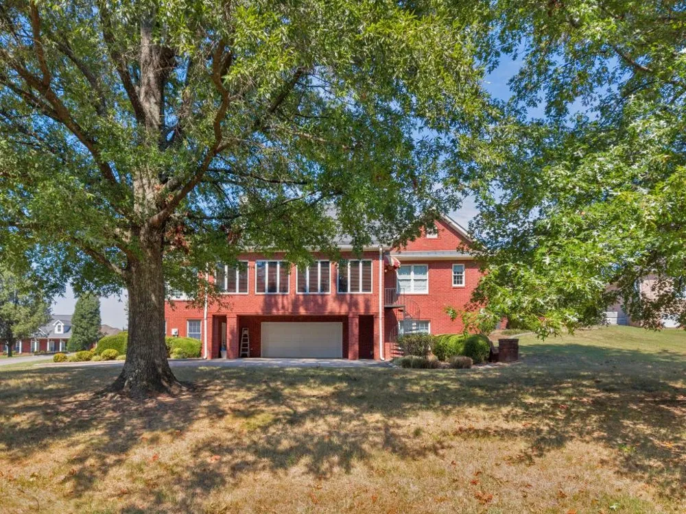 2006 Brunswick Dr Lebanon, TN 37087