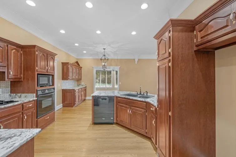 2006 Brunswick Dr Lebanon, TN 37087