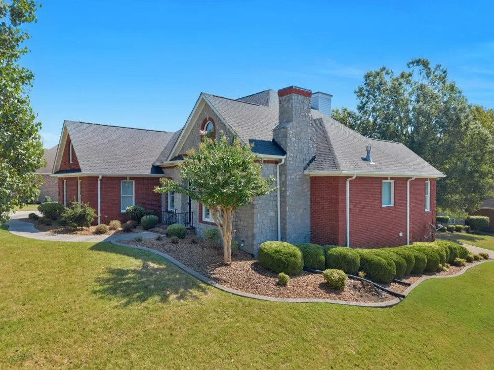 2006 Brunswick Dr Lebanon, TN 37087