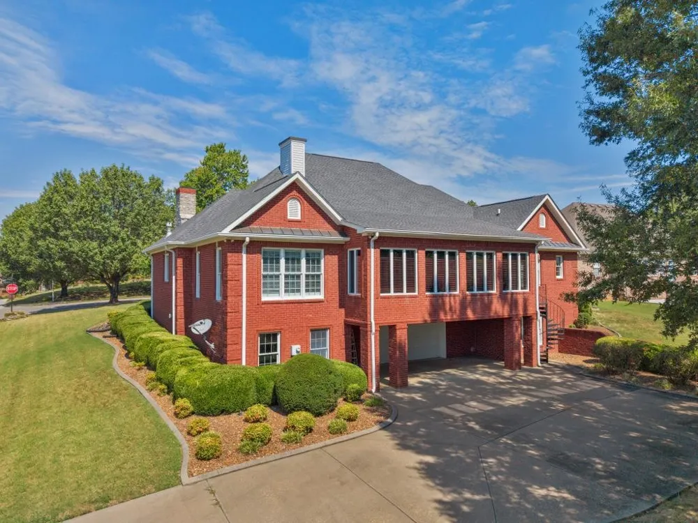 2006 Brunswick Dr Lebanon, TN 37087