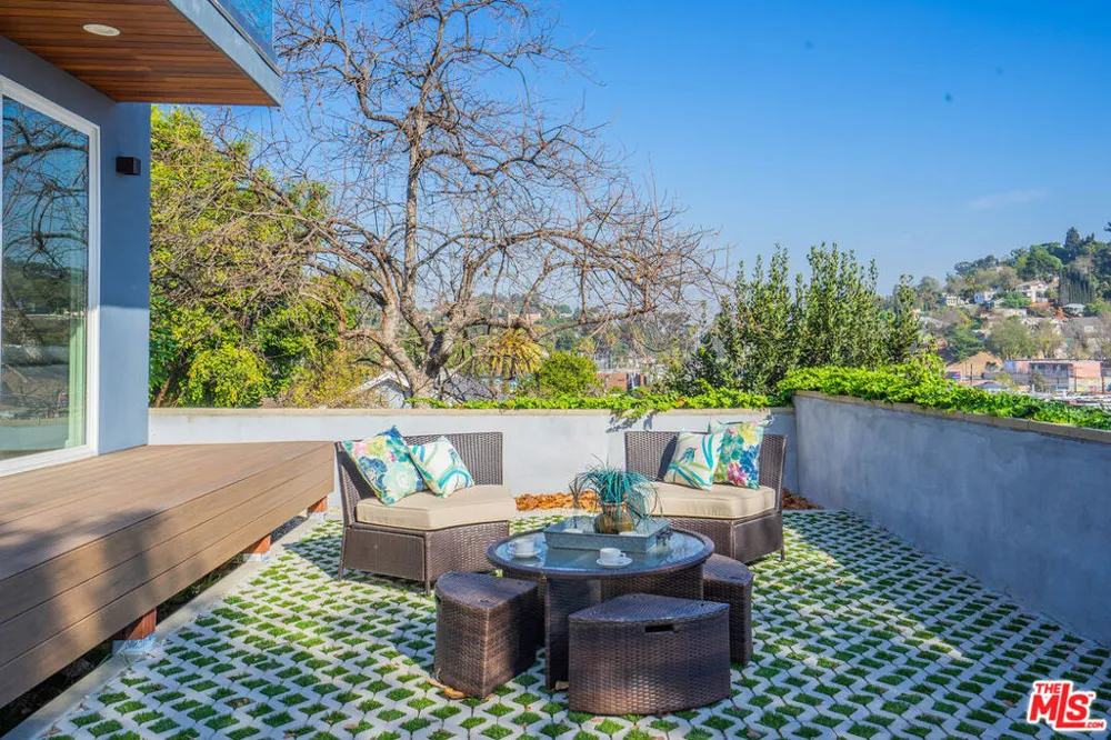 2251 Aaron Los Angeles, CA 90026