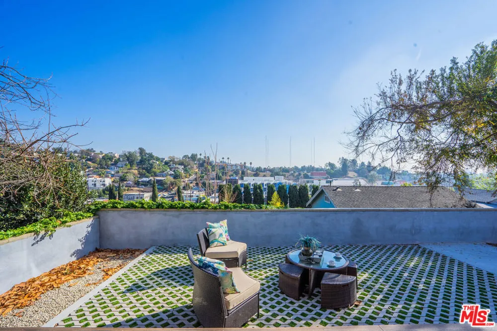 2251 Aaron Los Angeles, CA 90026