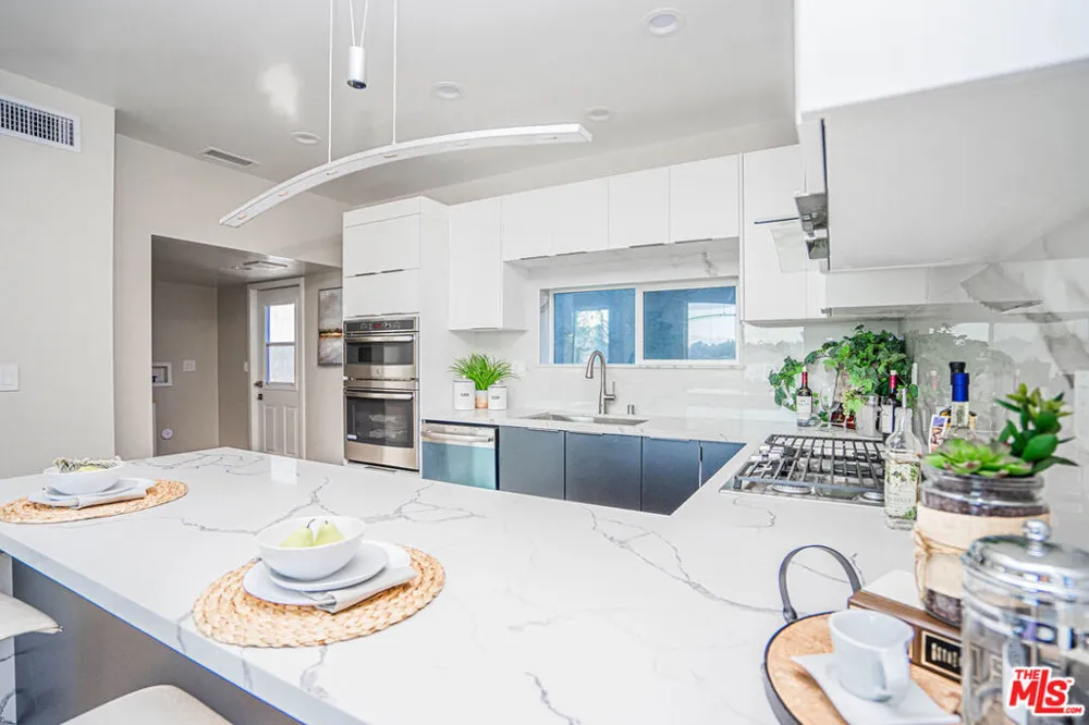2251 Aaron Los Angeles, CA 90026