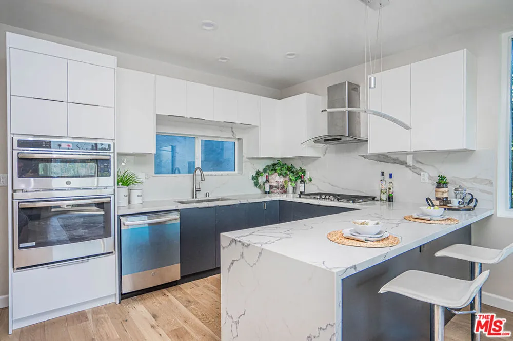 2251 Aaron Los Angeles, CA 90026
