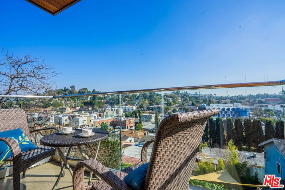 2251 Aaron Los Angeles, CA 90026