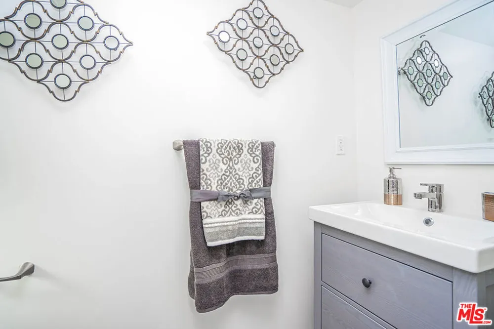 2251 Aaron Los Angeles, CA 90026