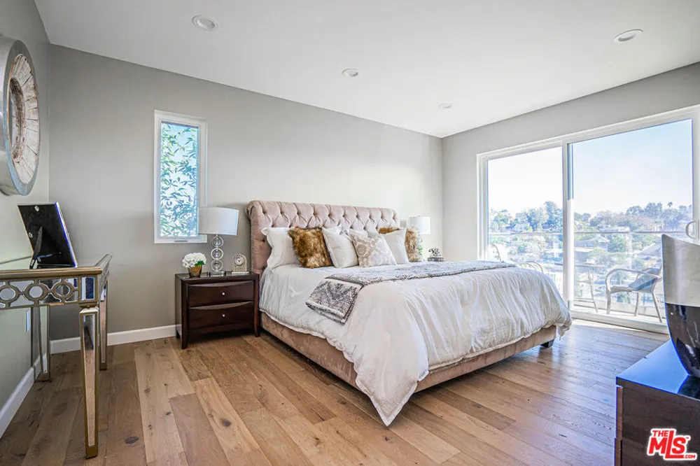 2251 Aaron Los Angeles, CA 90026