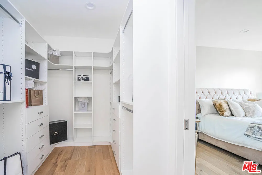 2251 Aaron Los Angeles, CA 90026