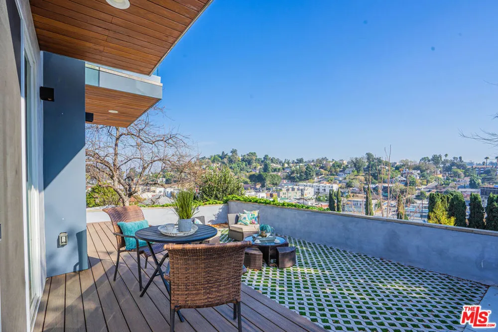 2251 Aaron Los Angeles, CA 90026