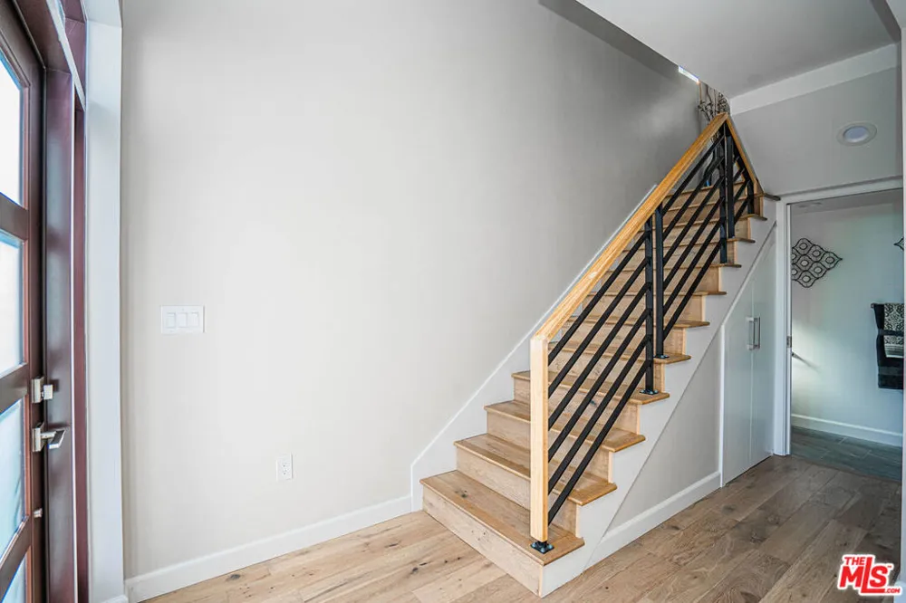 2251 Aaron Los Angeles, CA 90026