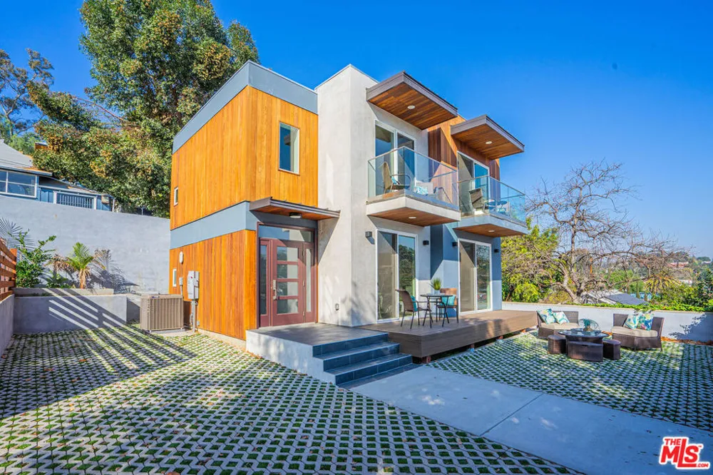 2251 Aaron Los Angeles, CA 90026