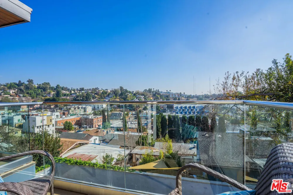 2251 Aaron Los Angeles, CA 90026
