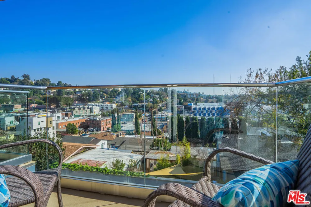 2251 Aaron Los Angeles, CA 90026