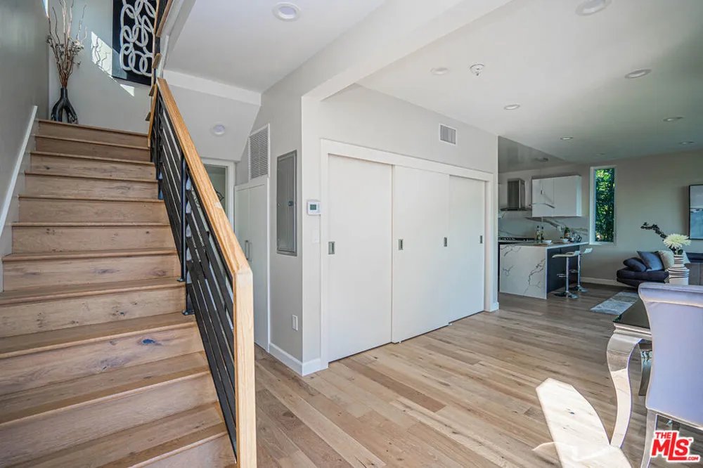 2251 Aaron Los Angeles, CA 90026