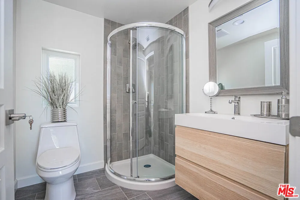 2251 Aaron Los Angeles, CA 90026