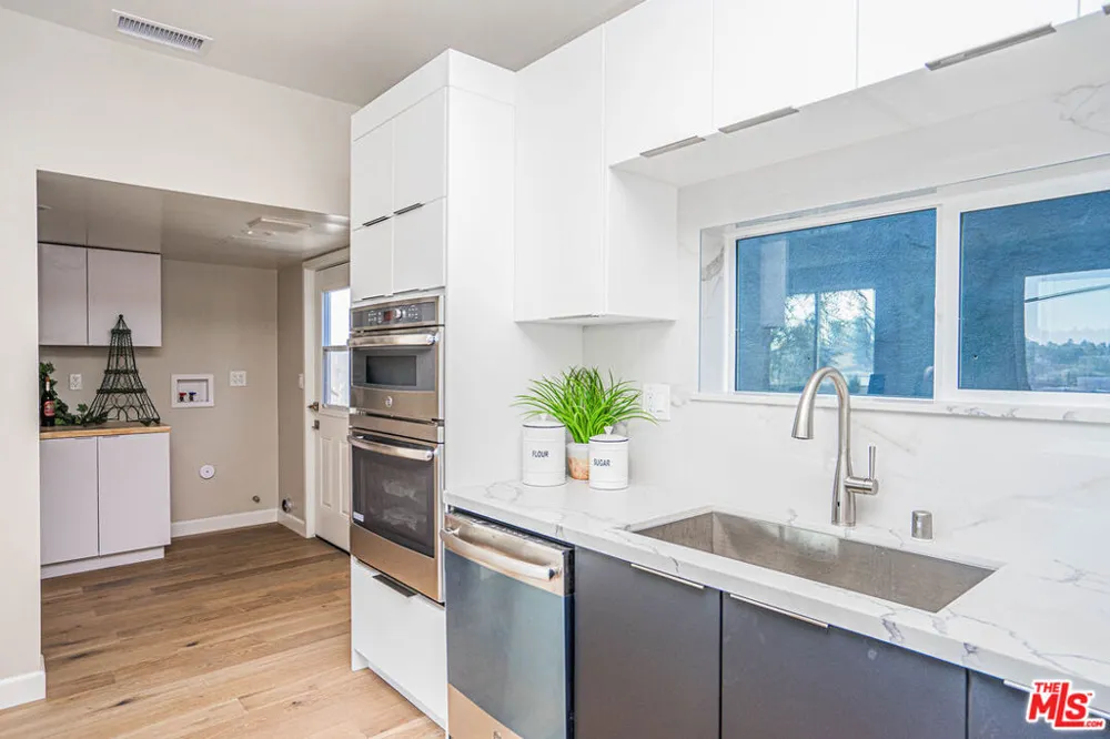 2251 Aaron Los Angeles, CA 90026