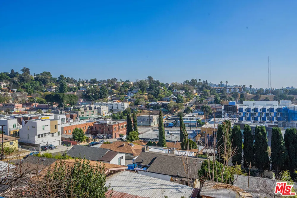 2251 Aaron Los Angeles, CA 90026