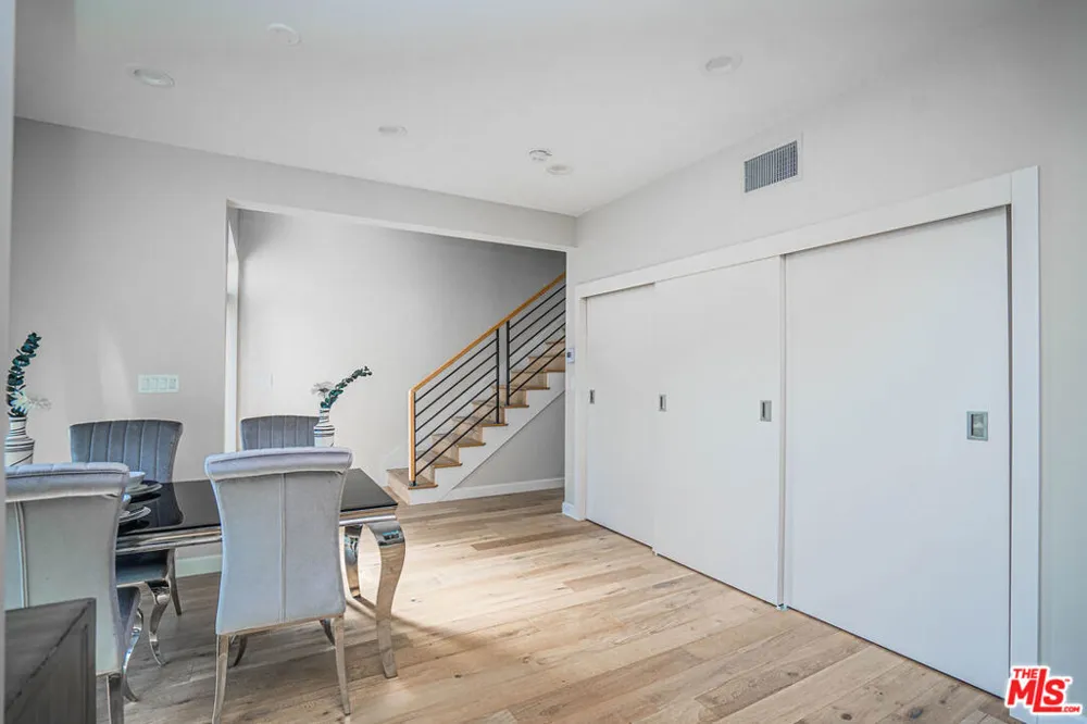 2251 Aaron Los Angeles, CA 90026
