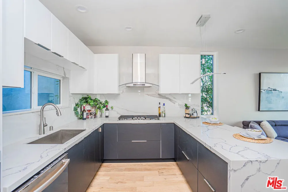 2251 Aaron Los Angeles, CA 90026