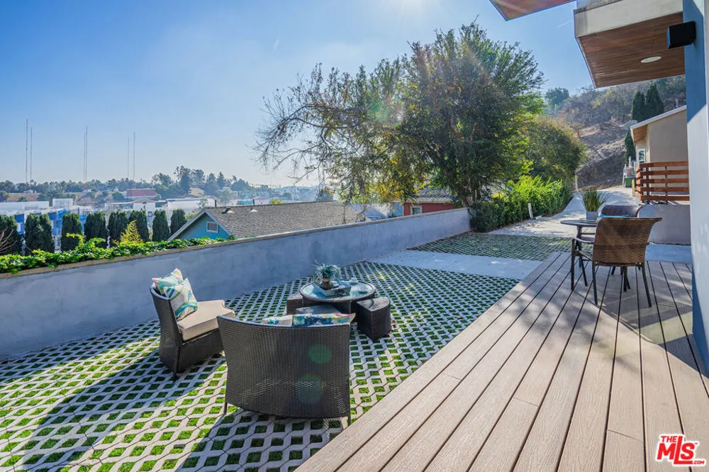 2251 Aaron Los Angeles, CA 90026