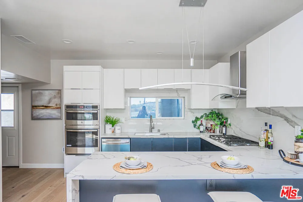 2251 Aaron Los Angeles, CA 90026