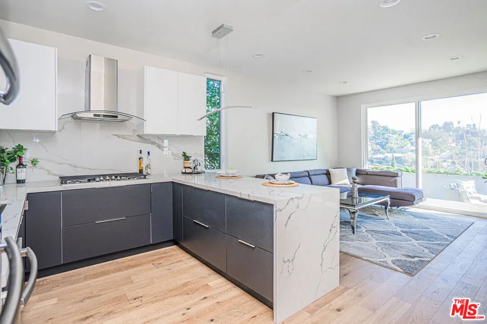 2251 Aaron Los Angeles, CA 90026