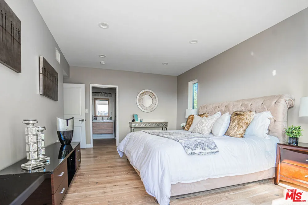 2251 Aaron Los Angeles, CA 90026