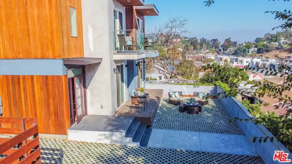 2251 Aaron Los Angeles, CA 90026