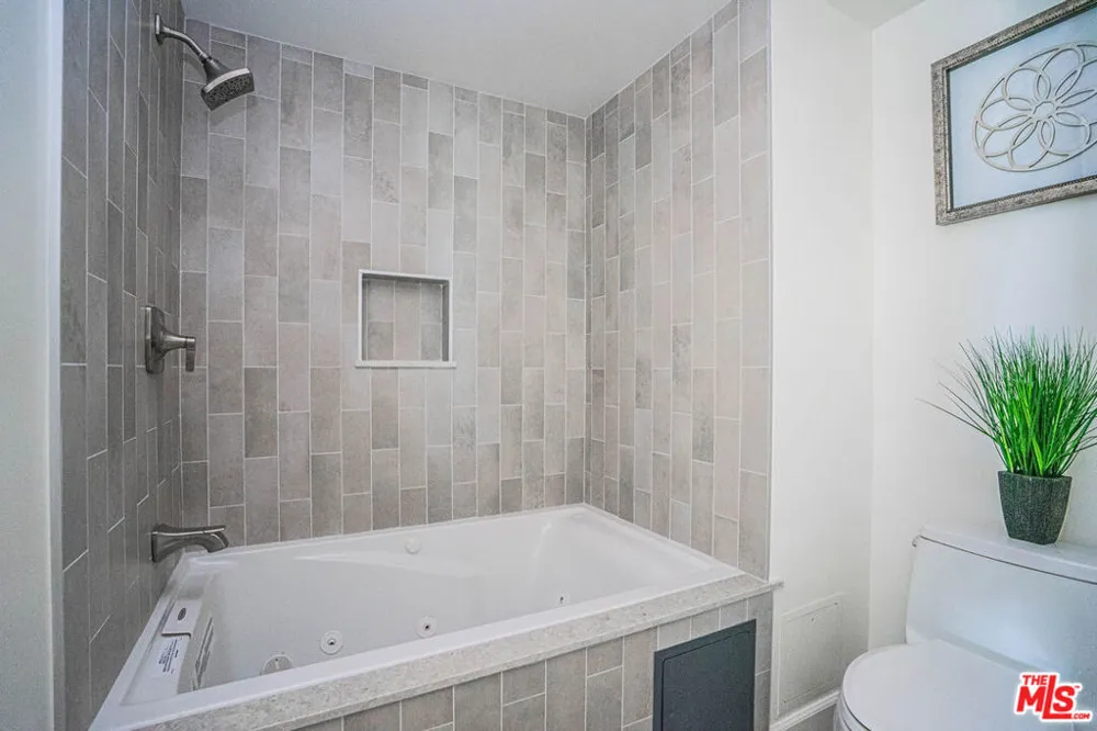 2251 Aaron Los Angeles, CA 90026