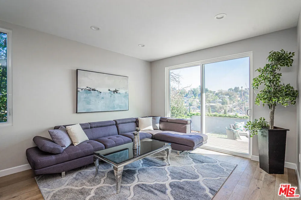 2251 Aaron Los Angeles, CA 90026