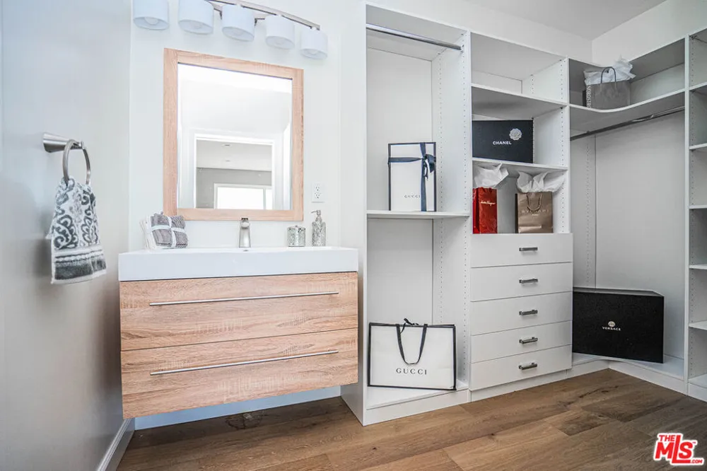 2251 Aaron Los Angeles, CA 90026