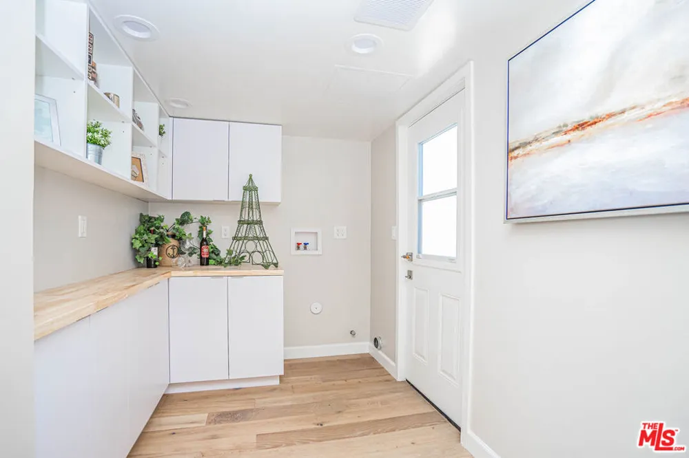 2251 Aaron Los Angeles, CA 90026