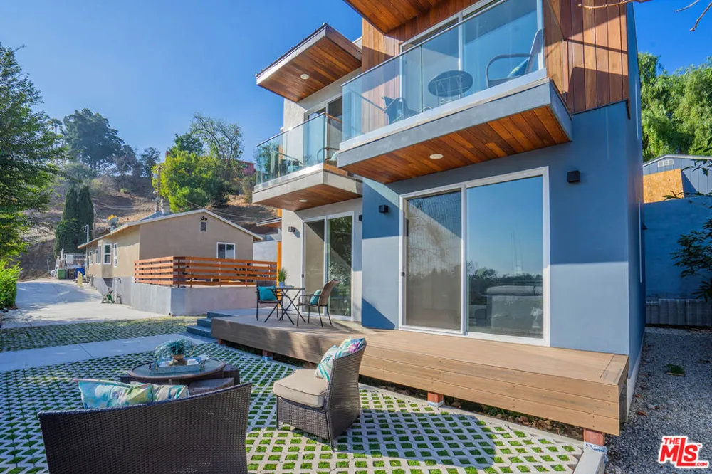 2251 Aaron Los Angeles, CA 90026