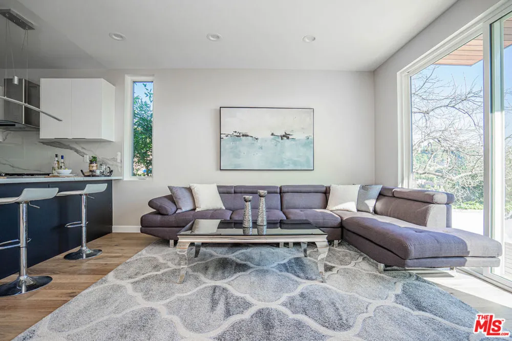 2251 Aaron Los Angeles, CA 90026