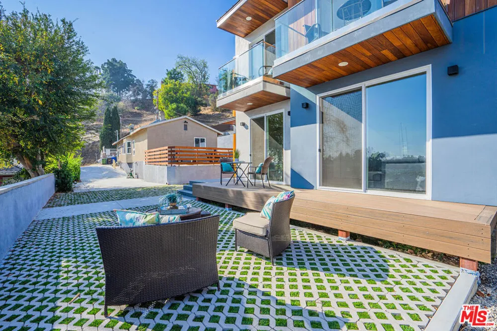 2251 Aaron Los Angeles, CA 90026