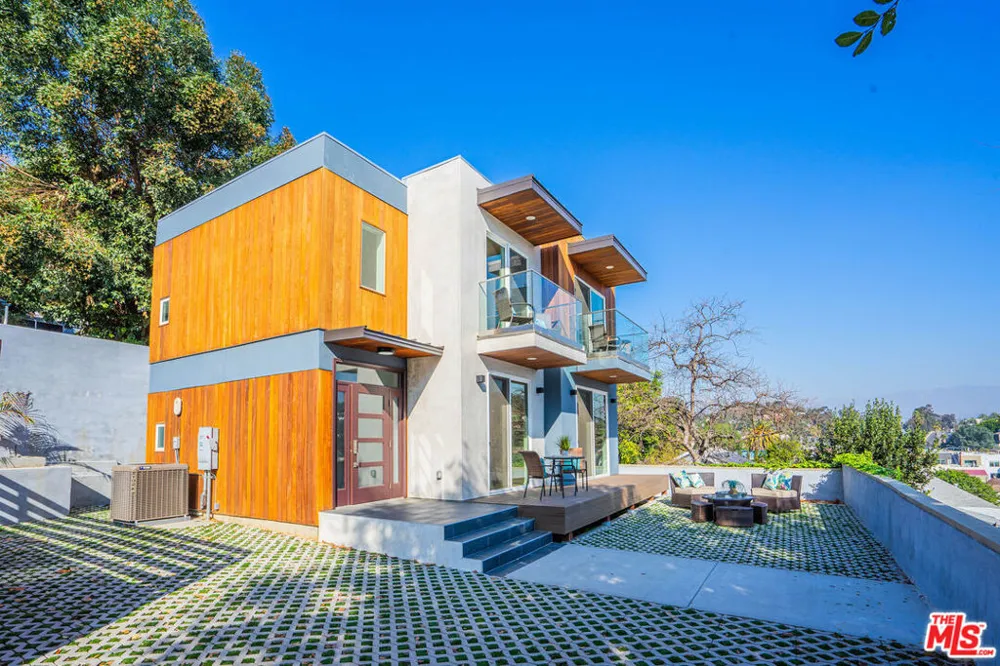 2251 Aaron Los Angeles, CA 90026